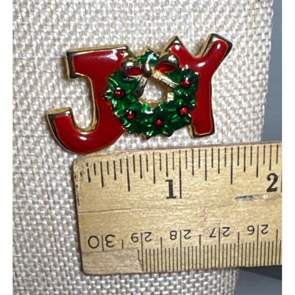 Christmas Joy Enamel Pin Badge With Wreath Design 1.5" - Picture 3 of 5